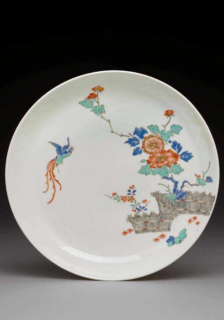 A bowl with rice-straw hedge and bird decoration